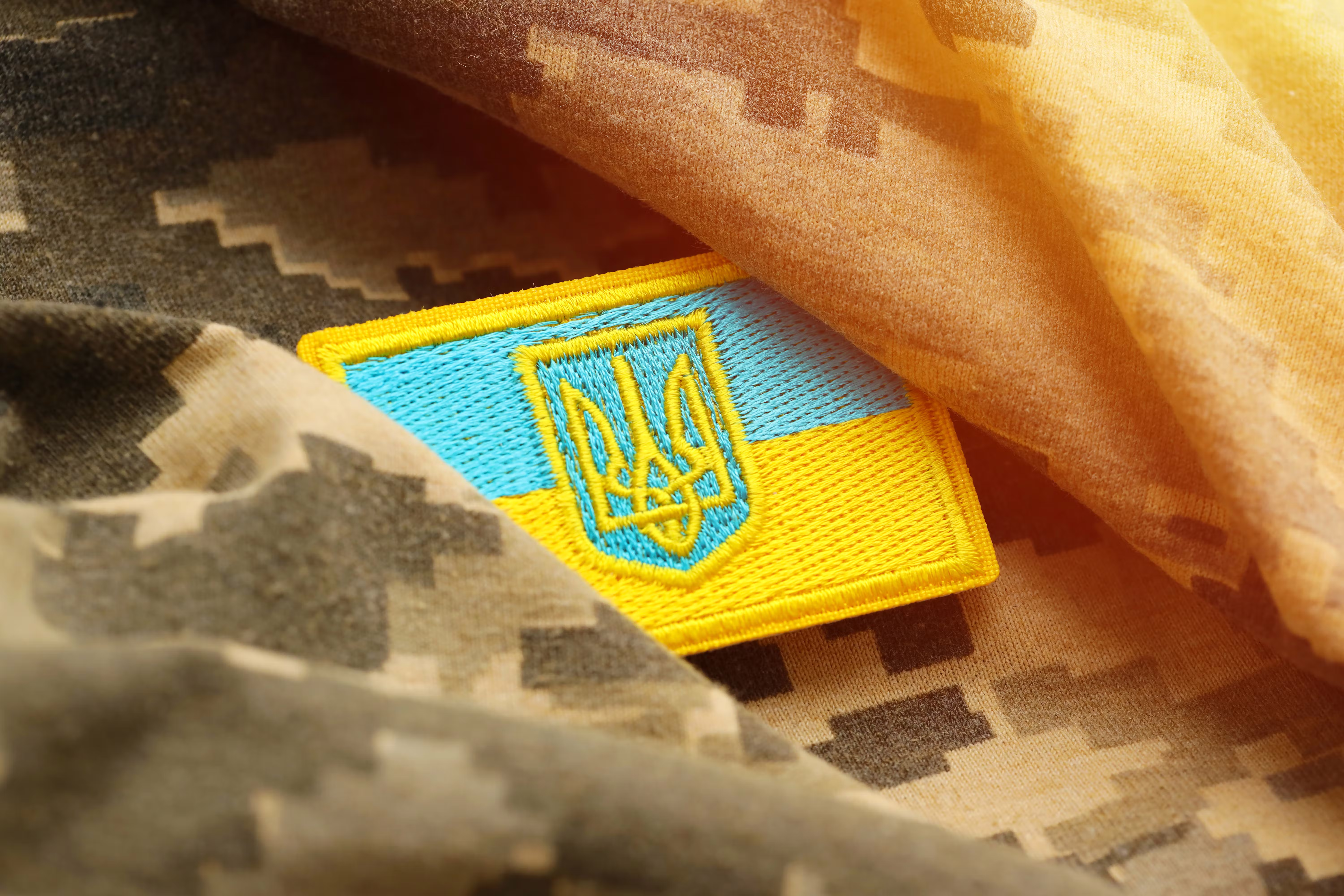 Toppa blu e gialla su un’uniforme militare